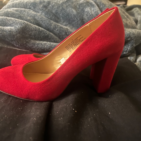 Red suede pumps - Picture 2 of 3